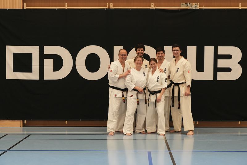 Group photo in front of the dojoHUB banner